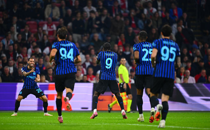 Inter drużyna Calhanoglu Thuram Esposito Akanji Bastoni